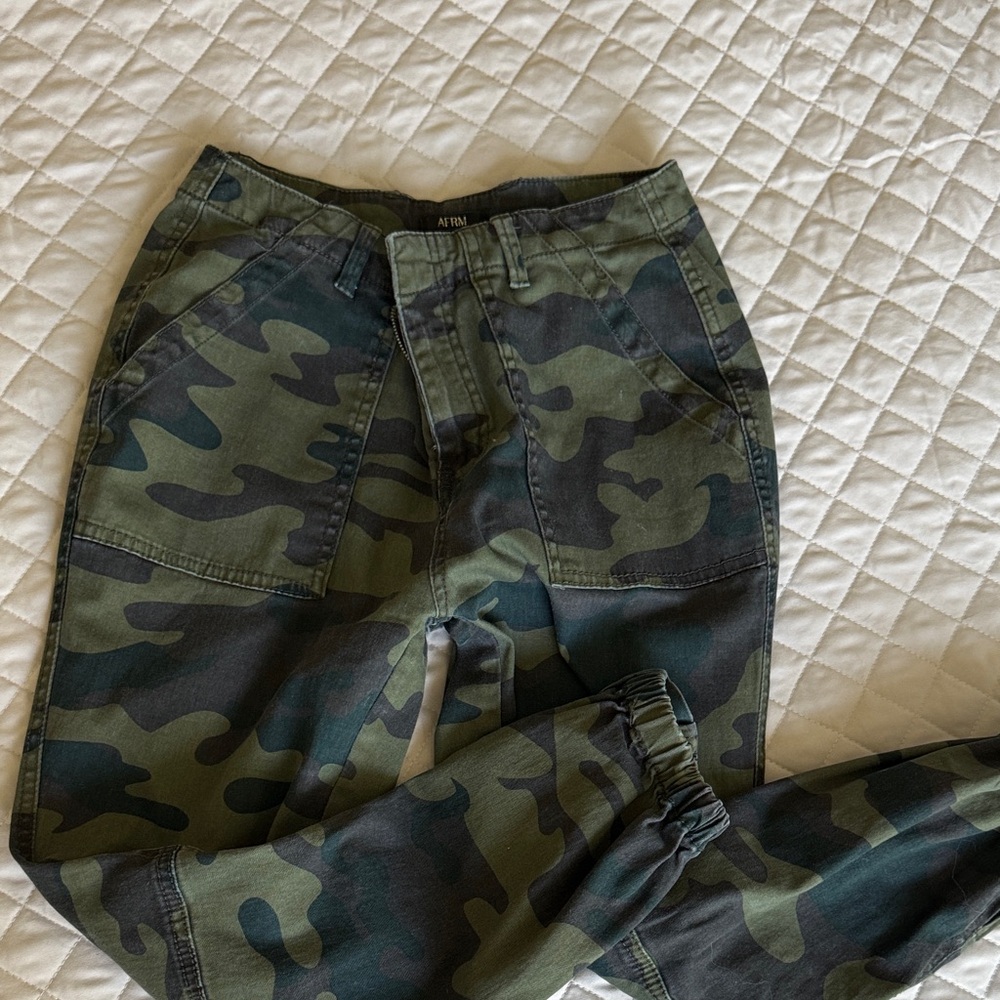 NWOT AFRM WOMENS CAMO JOGGER SIZE 26
